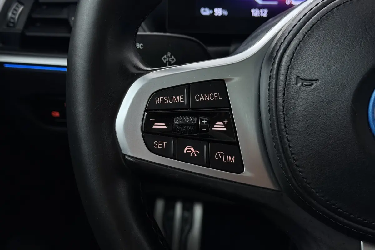 eDrive40 High Executive 84 kWh (PANORAMADAK, STOELVERWARMING, CARPLAY, LED)