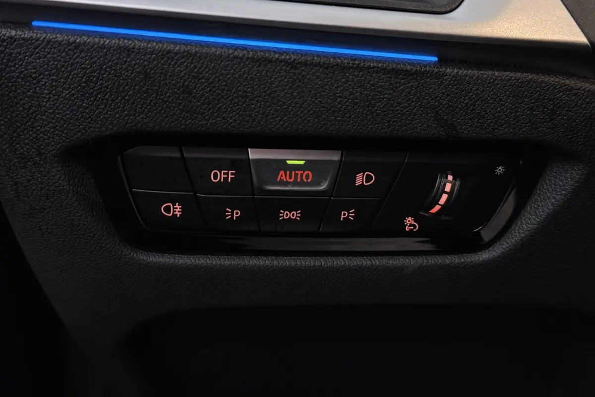 eDrive40 High Executive 84 kWh (PANORAMADAK, STOELVERWARMING, CARPLAY, LED)