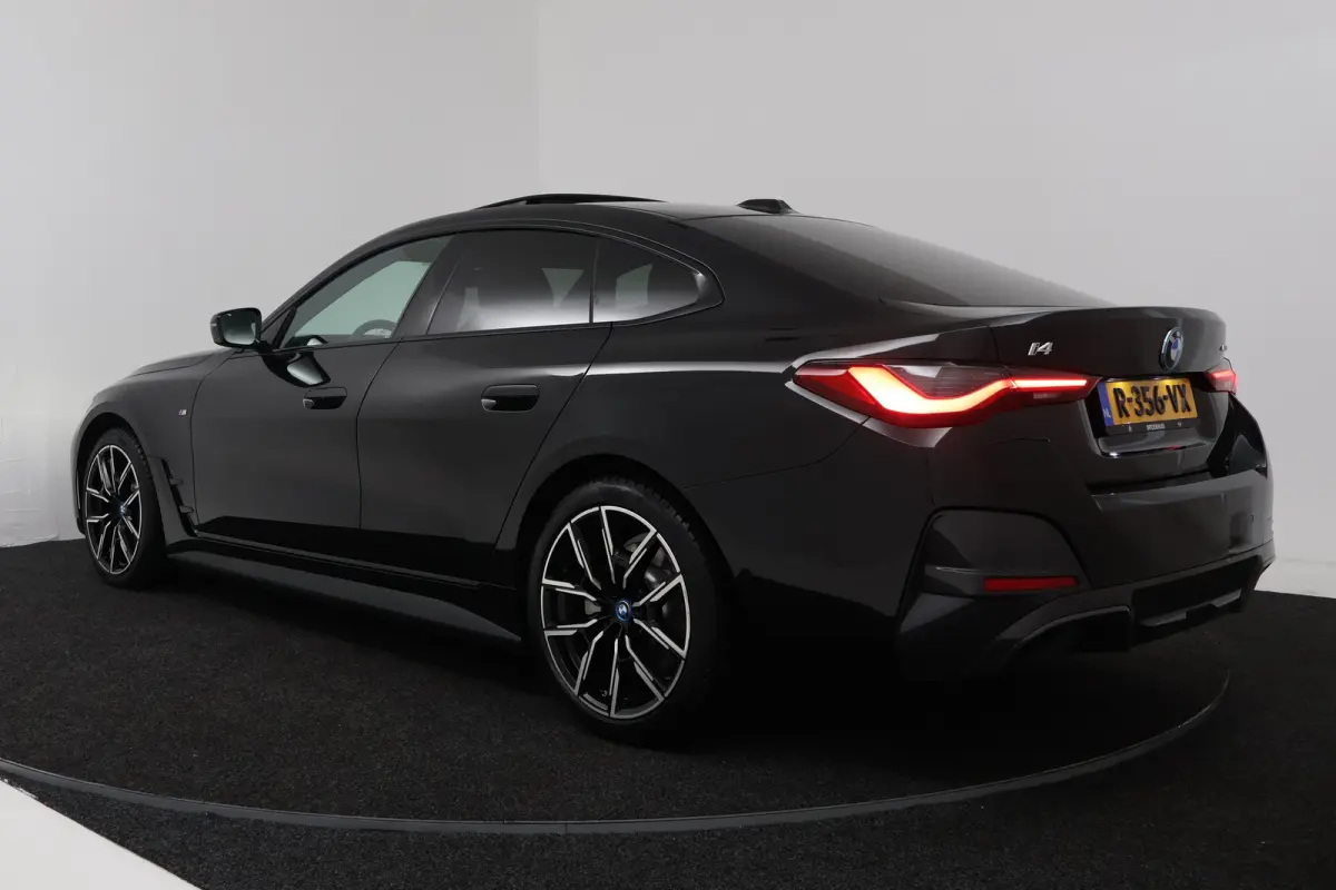 eDrive40 High Executive 84 kWh (PANORAMADAK, STOELVERWARMING, CARPLAY, LED)