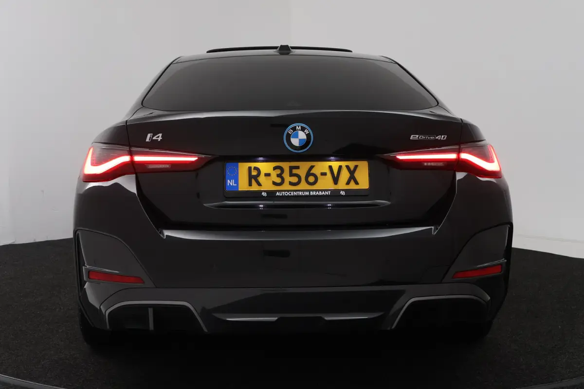eDrive40 High Executive 84 kWh (PANORAMADAK, STOELVERWARMING, CARPLAY, LED)