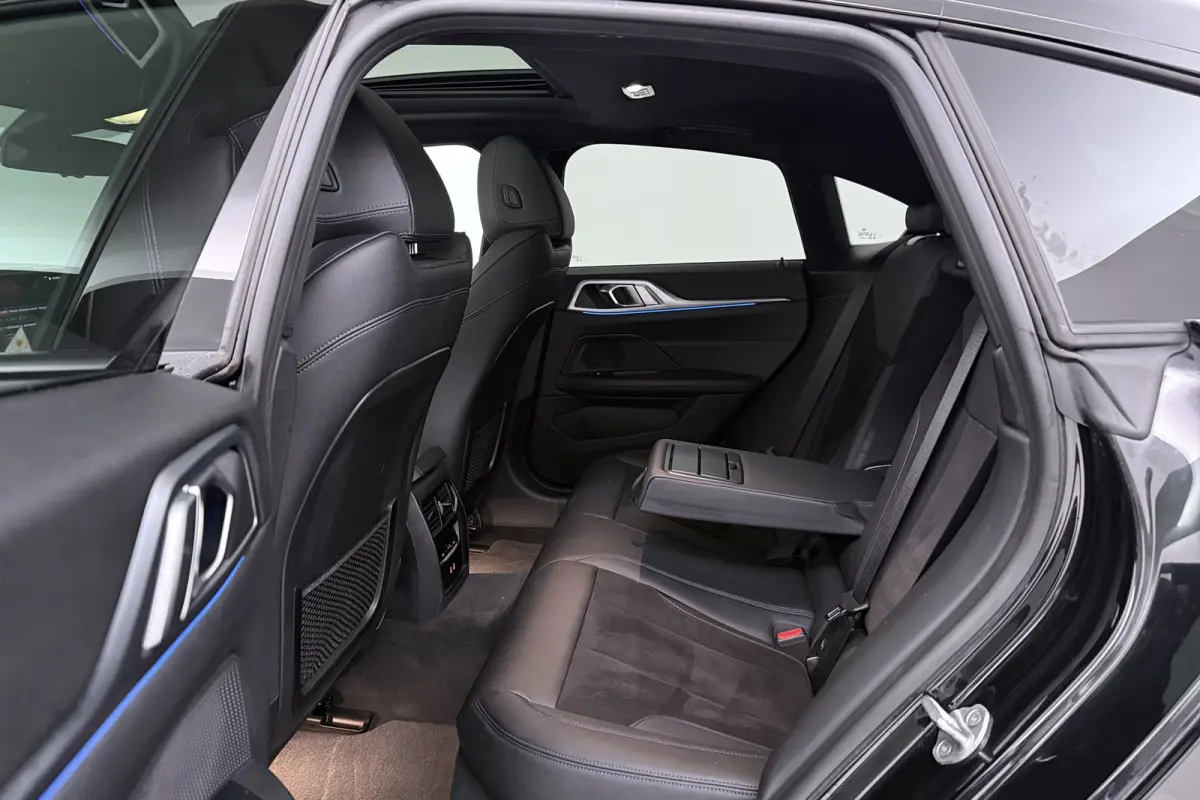 eDrive40 High Executive 84 kWh (PANORAMADAK, STOELVERWARMING, CARPLAY, LED)