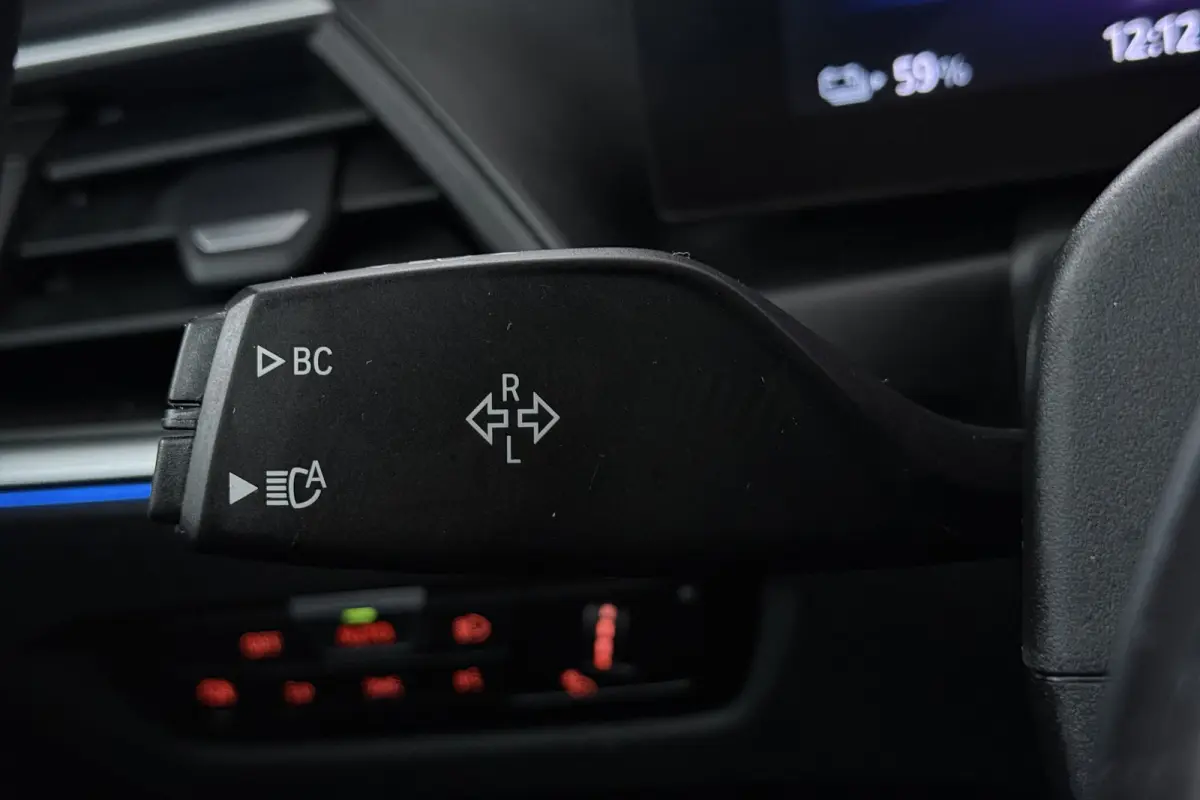 eDrive40 High Executive 84 kWh (PANORAMADAK, STOELVERWARMING, CARPLAY, LED)