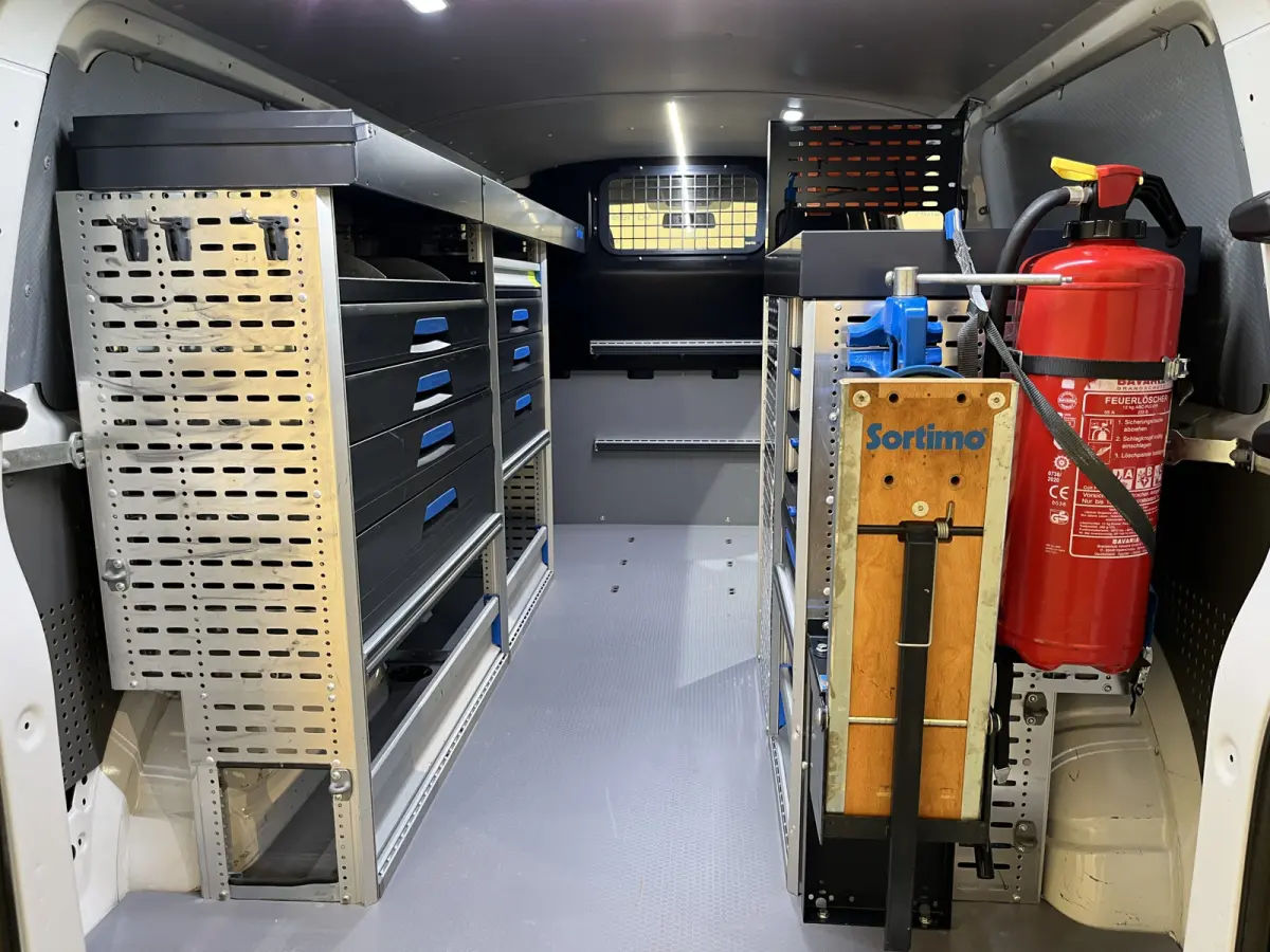 2.0 TDI L2H1 4Motion 4X4 150 PK Servicebus / Sortimo Inrichting / Euro 6 / 220V. / Airco / CarPlay / Camera / Trekhaak / Cruise Control / Navigatie / Klep