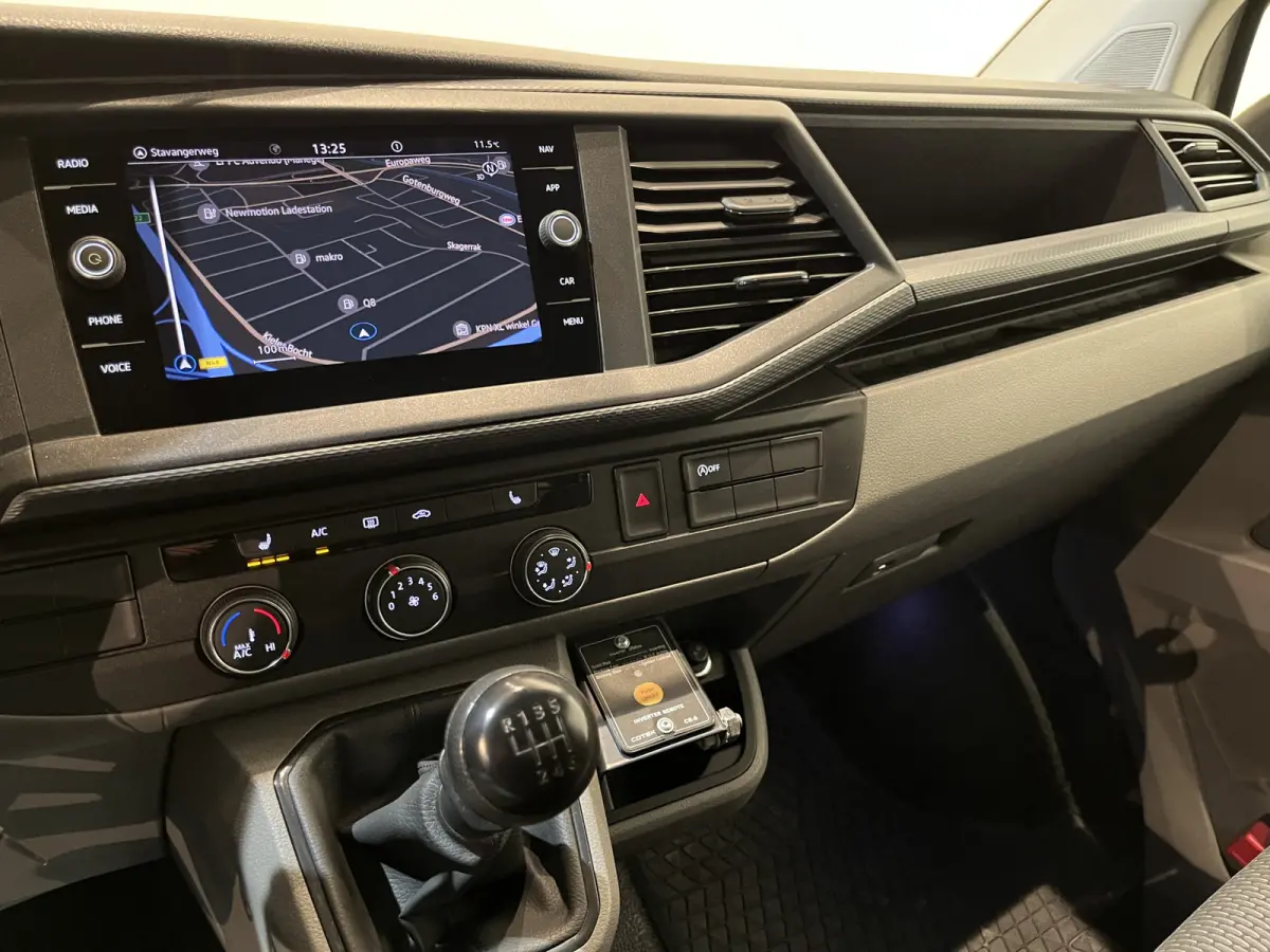 2.0 TDI L2H1 4Motion 4X4 150 PK Servicebus / Sortimo Inrichting / Euro 6 / 220V. / Airco / CarPlay / Camera / Trekhaak / Cruise Control / Navigatie / Klep
