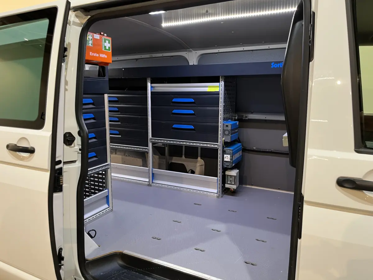 2.0 TDI L2H1 4Motion 4X4 150 PK Servicebus / Sortimo Inrichting / Euro 6 / 220V. / Airco / CarPlay / Camera / Trekhaak / Cruise Control / Navigatie / Klep