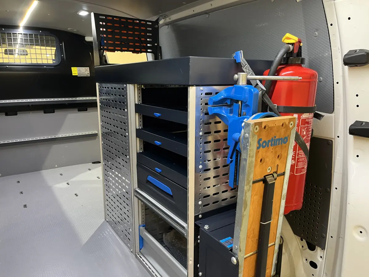 2.0 TDI L2H1 4Motion 4X4 150 PK Servicebus / Sortimo Inrichting / Euro 6 / 220V. / Airco / CarPlay / Camera / Trekhaak / Cruise Control / Navigatie / Klep