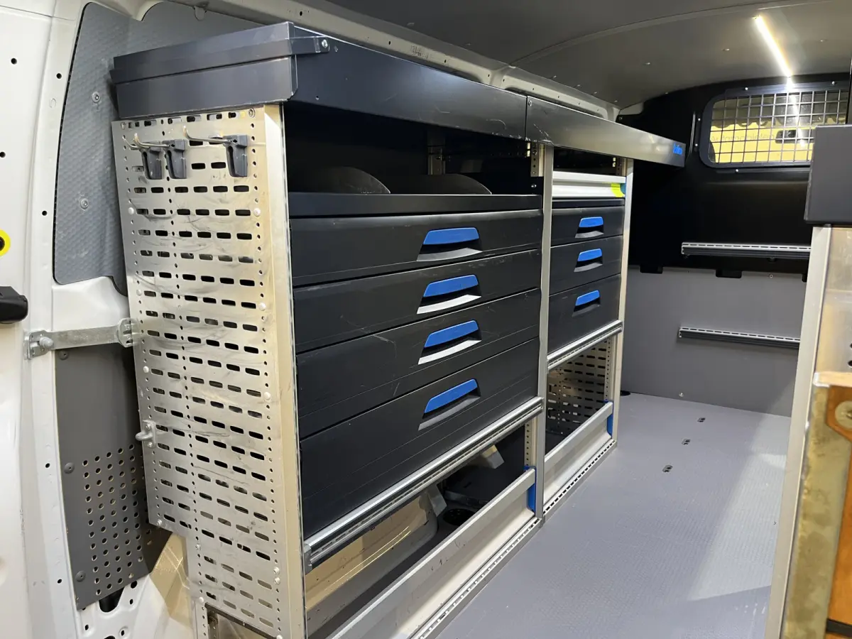 2.0 TDI L2H1 4Motion 4X4 150 PK Servicebus / Sortimo Inrichting / Euro 6 / 220V. / Airco / CarPlay / Camera / Trekhaak / Cruise Control / Navigatie / Klep