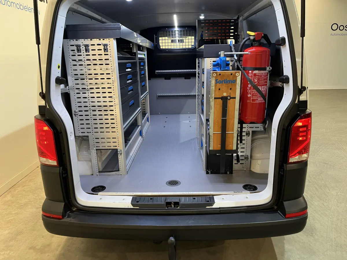 2.0 TDI L2H1 4Motion 4X4 150 PK Servicebus / Sortimo Inrichting / Euro 6 / 220V. / Airco / CarPlay / Camera / Trekhaak / Cruise Control / Navigatie / Klep