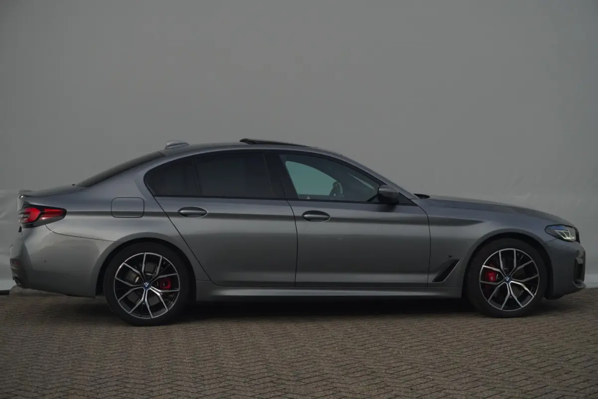 530e M Sport | Trekhaak | Schuif-kanteldak | Harman Kardon | Head-up | Driving Assistant Professional | Comfortstoelen met Elektr. verstelling + Memory | Dodehoek detectie