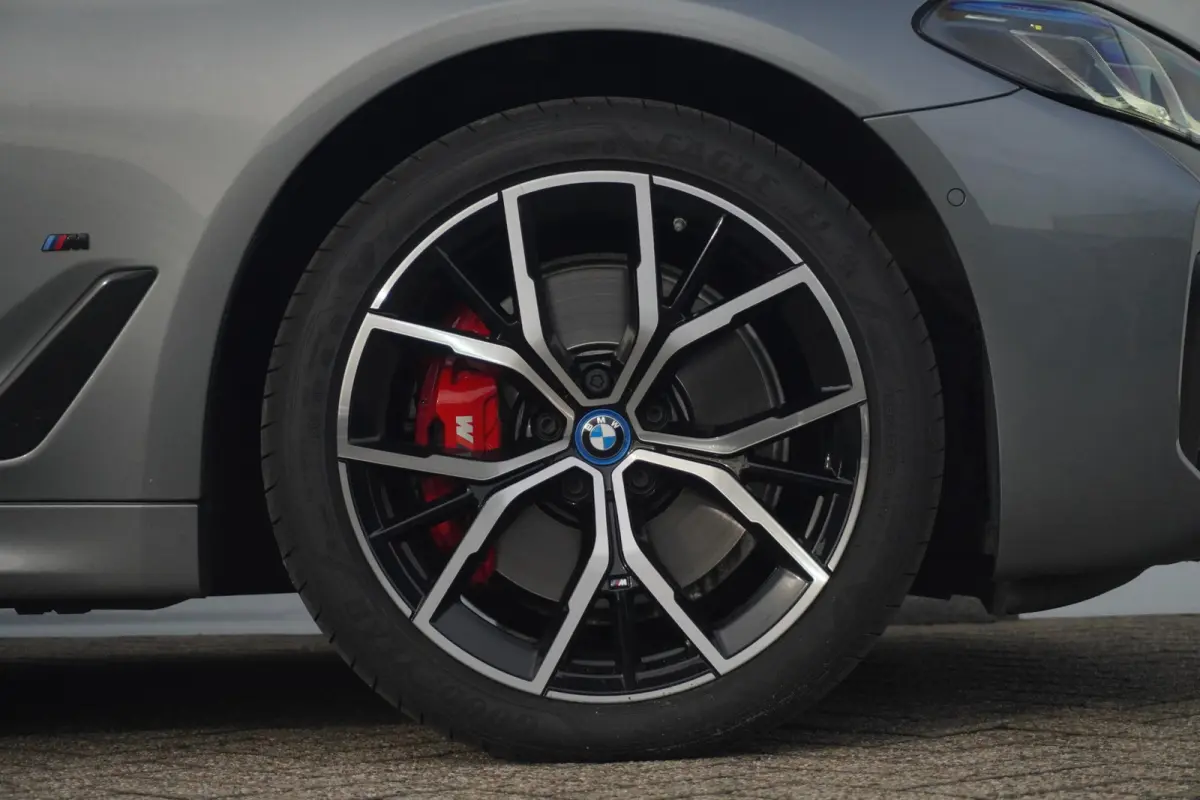 530e M Sport | Trekhaak | Schuif-kanteldak | Harman Kardon | Head-up | Driving Assistant Professional | Comfortstoelen met Elektr. verstelling + Memory | Dodehoek detectie