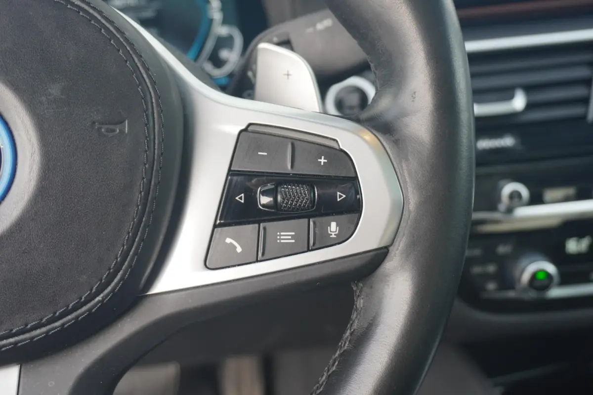 530e M Sport | Trekhaak | Schuif-kanteldak | Harman Kardon | Head-up | Driving Assistant Professional | Comfortstoelen met Elektr. verstelling + Memory | Dodehoek detectie