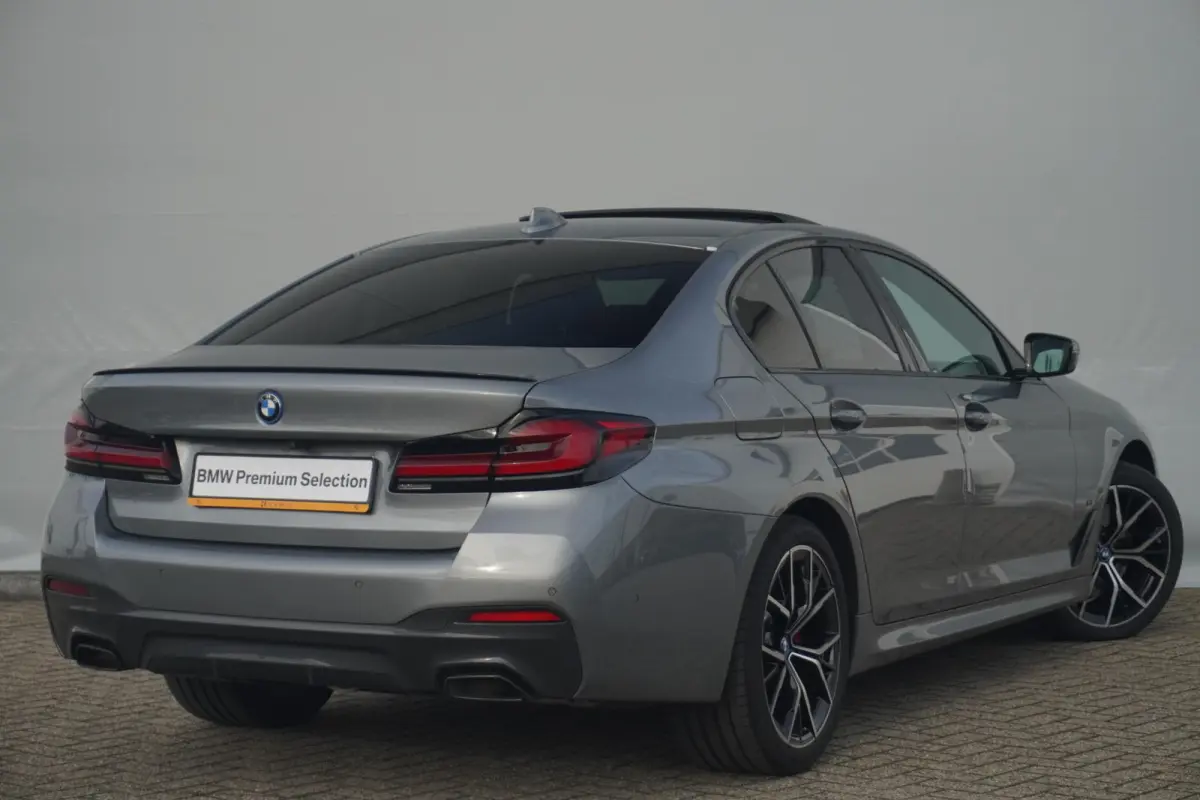 530e M Sport | Trekhaak | Schuif-kanteldak | Harman Kardon | Head-up | Driving Assistant Professional | Comfortstoelen met Elektr. verstelling + Memory | Dodehoek detectie