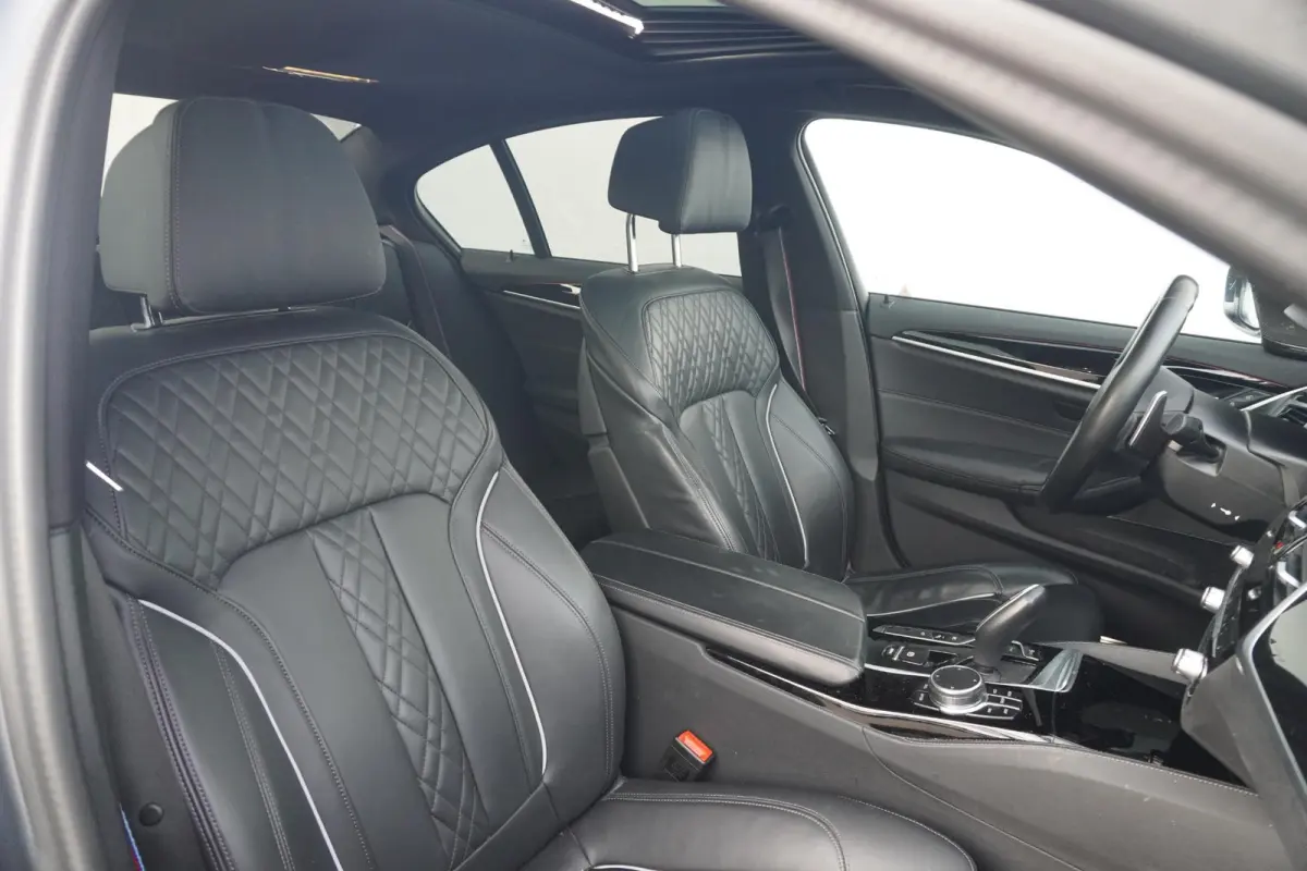 530e M Sport | Trekhaak | Schuif-kanteldak | Harman Kardon | Head-up | Driving Assistant Professional | Comfortstoelen met Elektr. verstelling + Memory | Dodehoek detectie