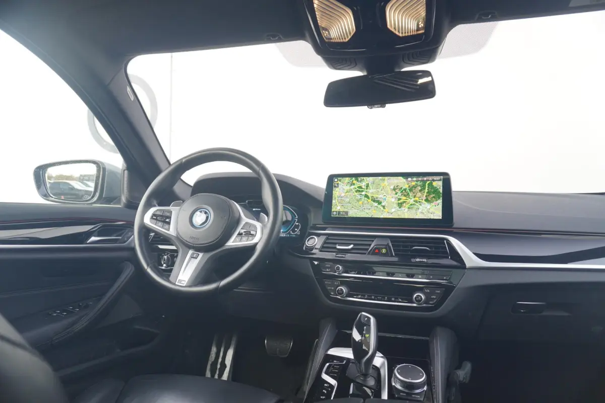 530e M Sport | Trekhaak | Schuif-kanteldak | Harman Kardon | Head-up | Driving Assistant Professional | Comfortstoelen met Elektr. verstelling + Memory | Dodehoek detectie