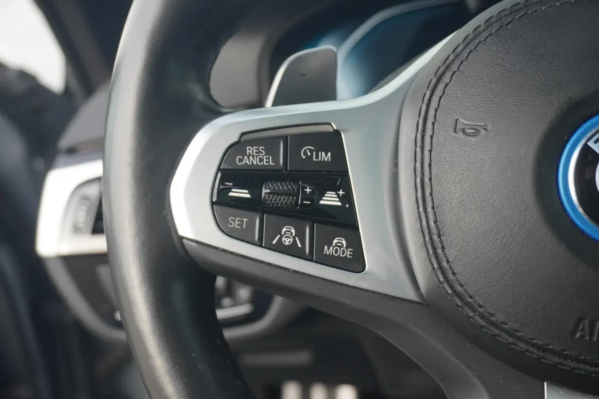 530e M Sport | Trekhaak | Schuif-kanteldak | Harman Kardon | Head-up | Driving Assistant Professional | Comfortstoelen met Elektr. verstelling + Memory | Dodehoek detectie
