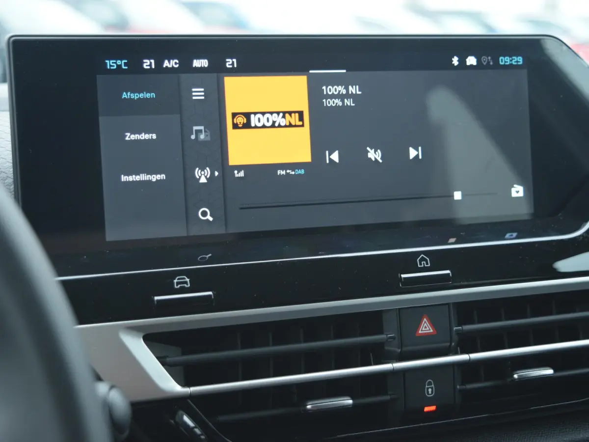 1.2 Hybrid 145pk Collection Verwarmde voorruit l Navigatie l Apple Carplay/Android Auto l Stoel verwarming l Camera