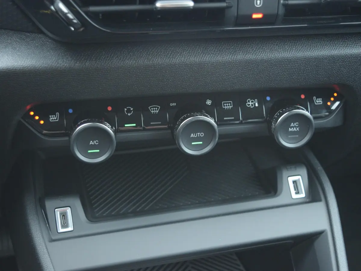 1.2 Hybrid 145pk Collection Verwarmde voorruit l Navigatie l Apple Carplay/Android Auto l Stoel verwarming l Camera