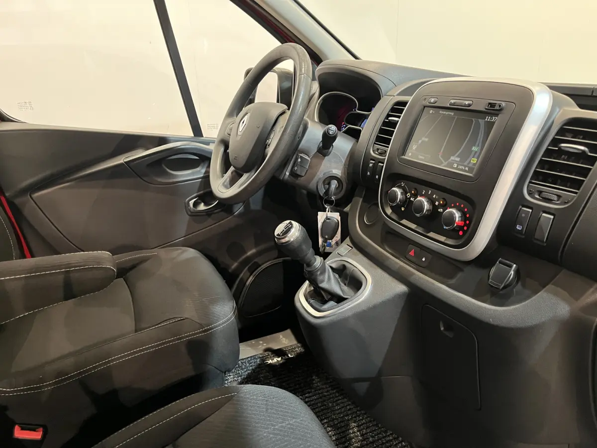 2.0 dCi 120 PK L2H1 / Euro 6 / Airco / Cruise Control / PDC / CarPlay / Navigatie / Trekhaak / Imperiaal / 3-Zits