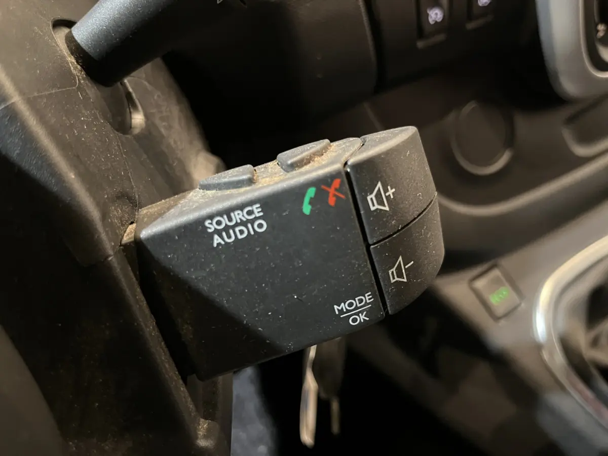 2.0 dCi 120 PK L2H1 / Euro 6 / Airco / Cruise Control / PDC / CarPlay / Navigatie / Trekhaak / Imperiaal / 3-Zits