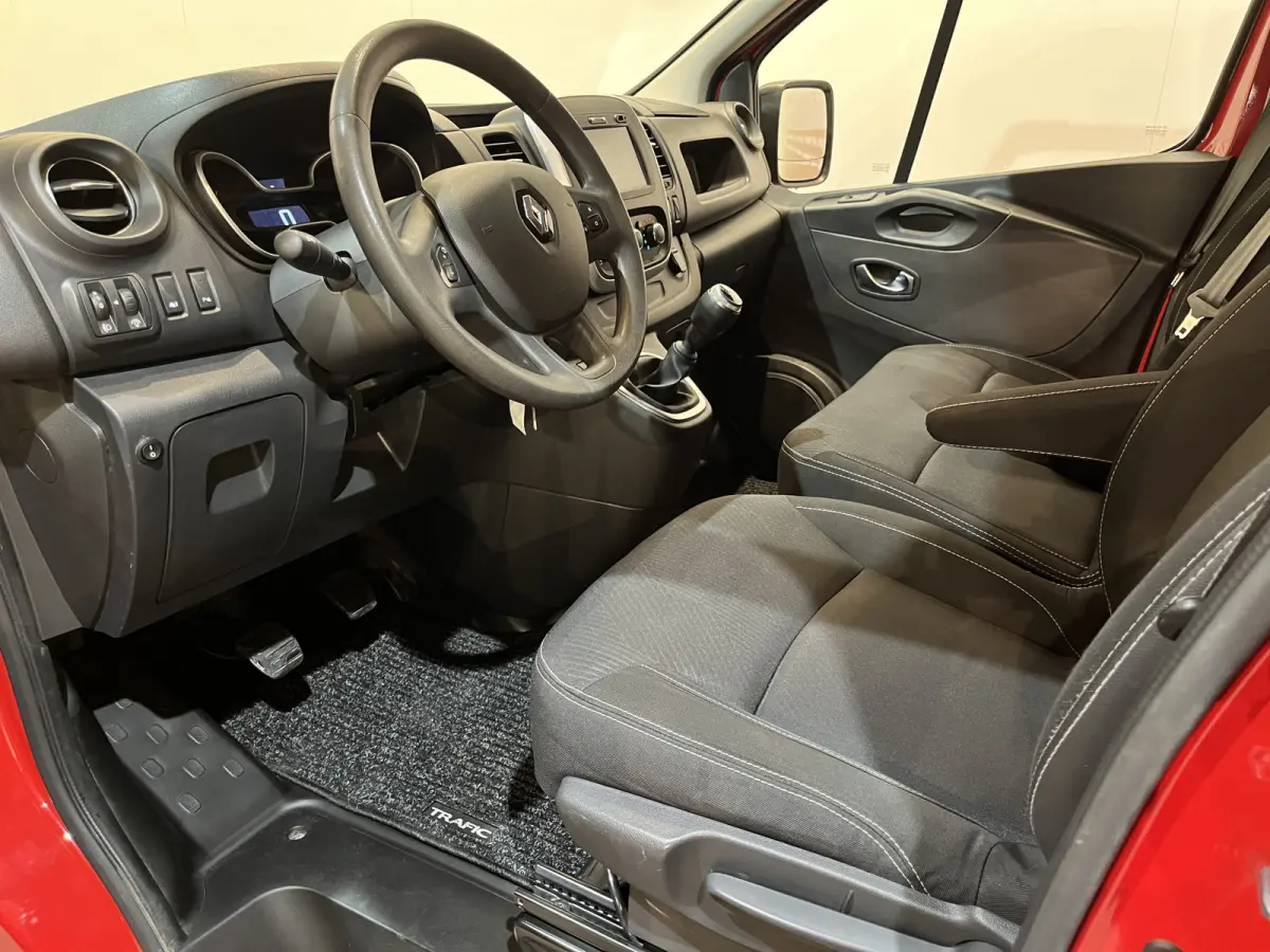 2.0 dCi 120 PK L2H1 / Euro 6 / Airco / Cruise Control / PDC / CarPlay / Navigatie / Trekhaak / Imperiaal / 3-Zits