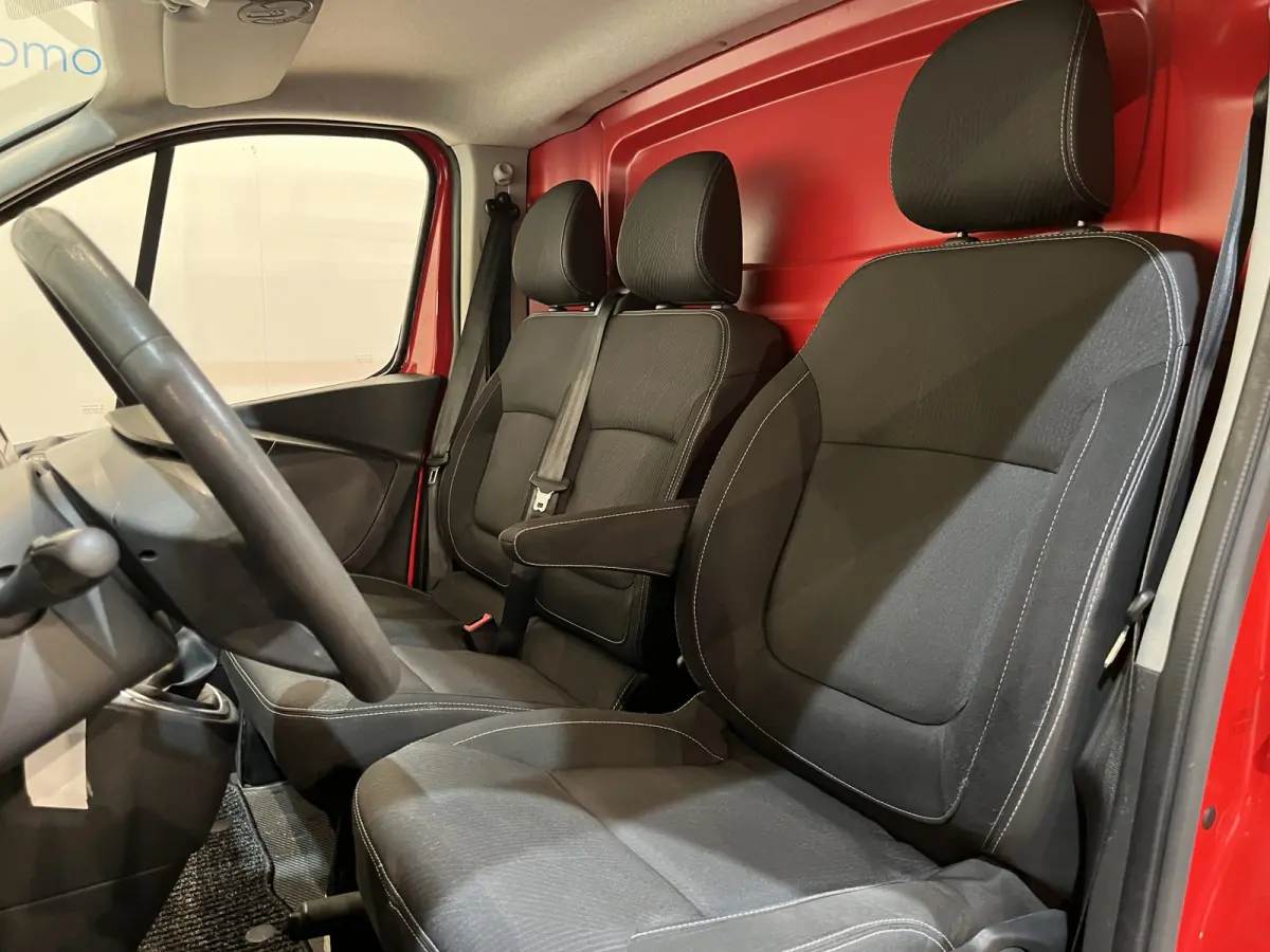2.0 dCi 120 PK L2H1 / Euro 6 / Airco / Cruise Control / PDC / CarPlay / Navigatie / Trekhaak / Imperiaal / 3-Zits