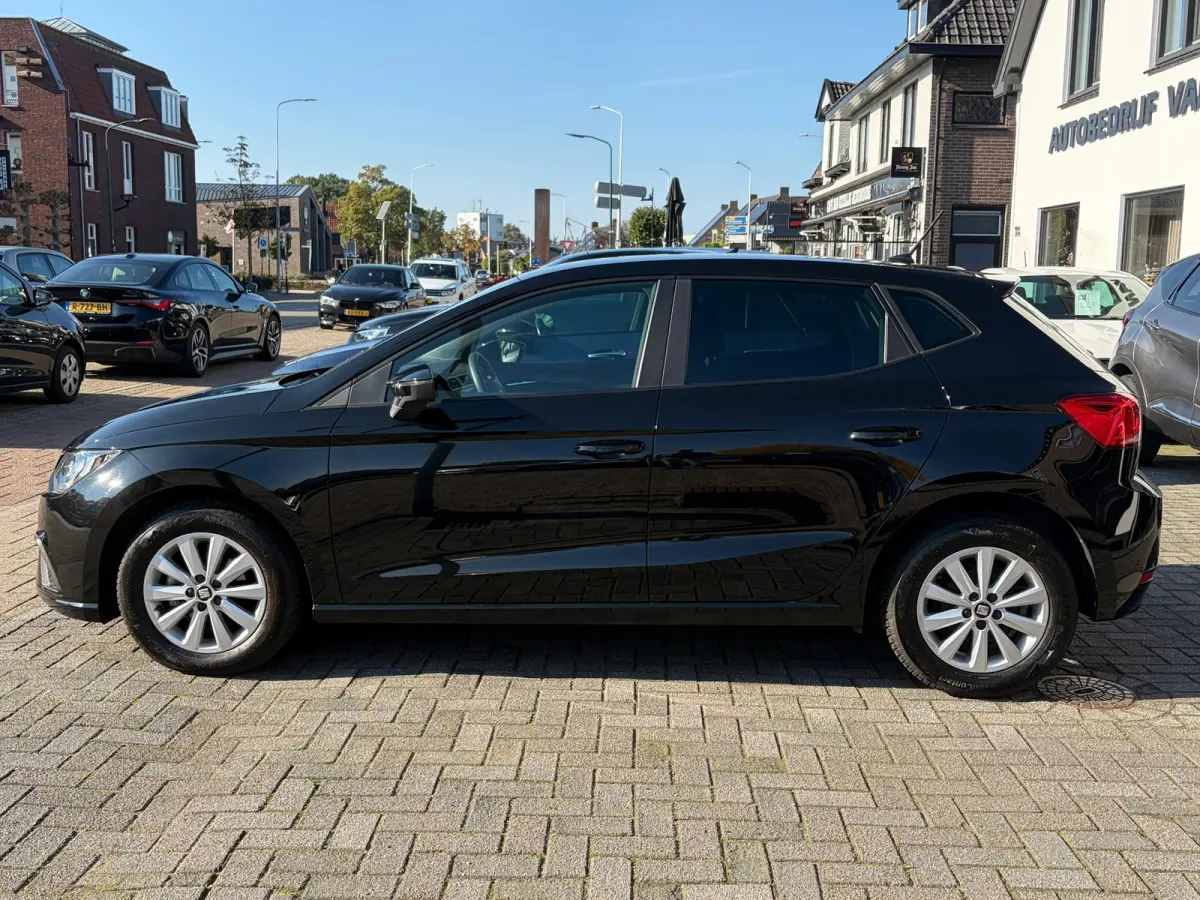 1.0 TSI Style Business Intense,Camera,Apple Carplay,Climate Control,Navigatie