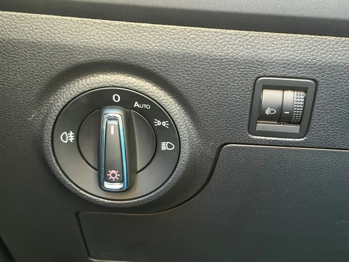 1.0 TSI Style Business Intense,Camera,Apple Carplay,Climate Control,Navigatie
