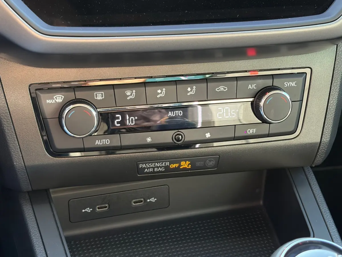1.0 TSI Style Business Intense,Camera,Apple Carplay,Climate Control,Navigatie