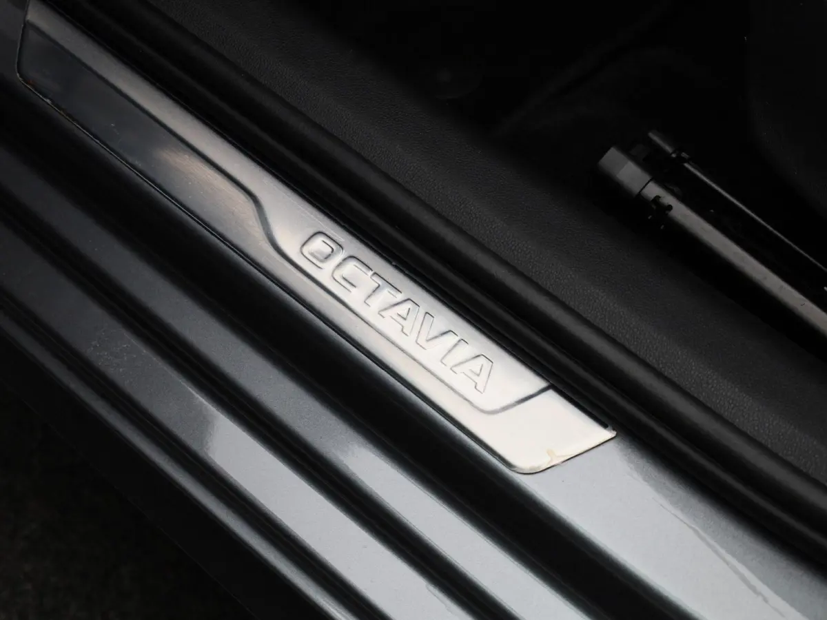 1.4 TSI iV PHEV Business Edition | Automaat | Virtual cockpit | Stoel verwarming | Navigatie | Apple CarPlay / Android Auto | Lichtmetalen velgen | Parkeersensoren | Keyless Start | Elec. Ac