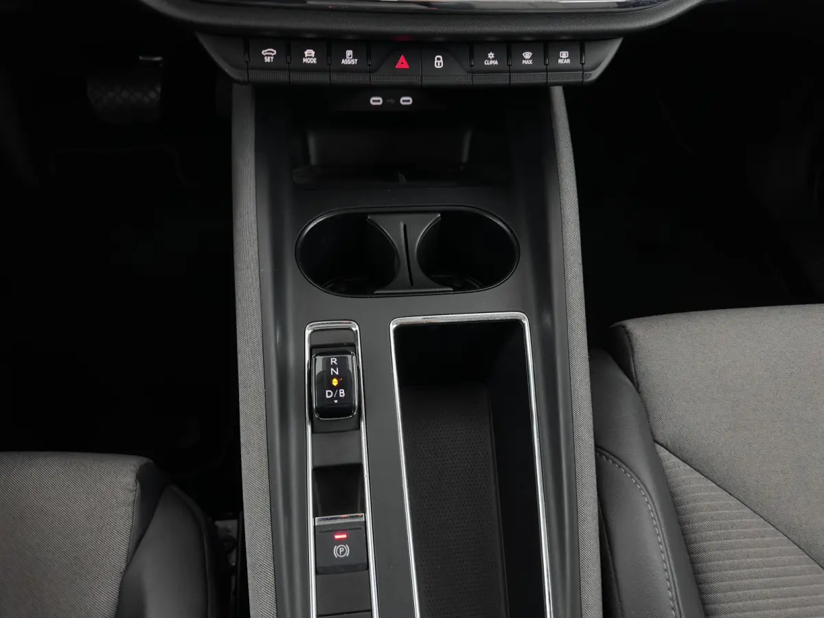 80 (3-Fase-11kW) {SoH-91%} (INCL-BTW) Aut. *LEATHER-FABRIC | FULL-LED | DIGI-COCKPIT | CAMERA | KEYLESS | NAVI-FULLMAP | AMBIENTLIGHT | ECC | HEATED-COMFORTSEATS | DAB+ | PDC | CRUISE | CARP