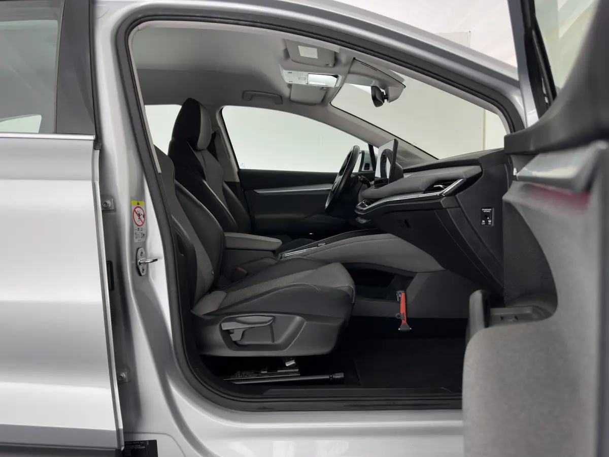 80 (3-Fase-11kW) {SoH-91%} (INCL-BTW) Aut. *LEATHER-FABRIC | FULL-LED | DIGI-COCKPIT | CAMERA | KEYLESS | NAVI-FULLMAP | AMBIENTLIGHT | ECC | HEATED-COMFORTSEATS | DAB+ | PDC | CRUISE | CARP