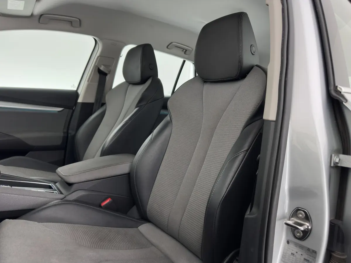 80 (3-Fase-11kW) {SoH-91%} (INCL-BTW) Aut. *LEATHER-FABRIC | FULL-LED | DIGI-COCKPIT | CAMERA | KEYLESS | NAVI-FULLMAP | AMBIENTLIGHT | ECC | HEATED-COMFORTSEATS | DAB+ | PDC | CRUISE | CARP