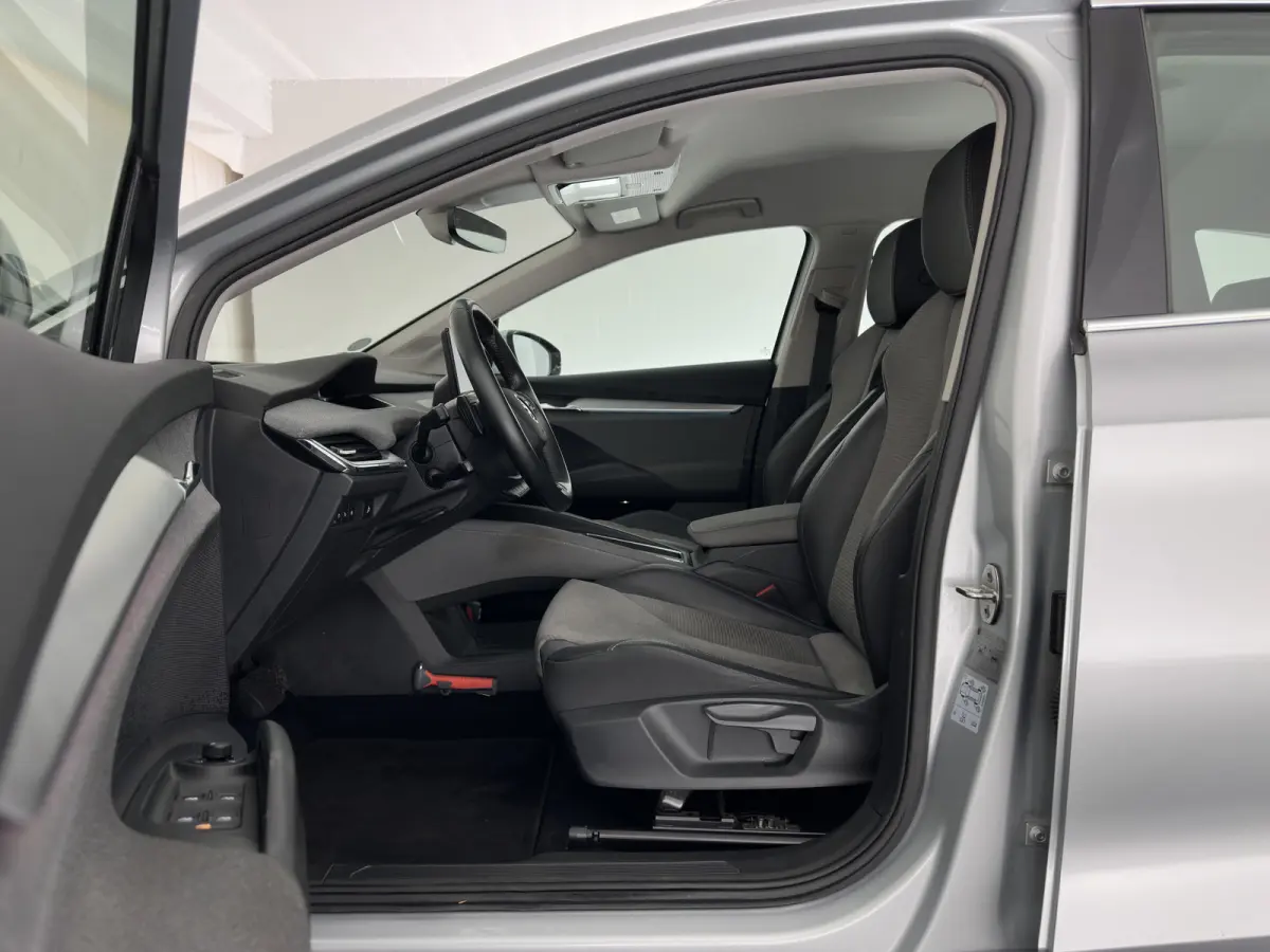 80 (3-Fase-11kW) {SoH-91%} (INCL-BTW) Aut. *LEATHER-FABRIC | FULL-LED | DIGI-COCKPIT | CAMERA | KEYLESS | NAVI-FULLMAP | AMBIENTLIGHT | ECC | HEATED-COMFORTSEATS | DAB+ | PDC | CRUISE | CARP