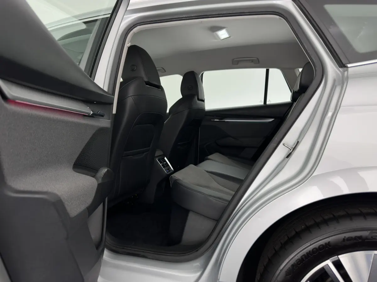 80 (3-Fase-11kW) {SoH-91%} (INCL-BTW) Aut. *LEATHER-FABRIC | FULL-LED | DIGI-COCKPIT | CAMERA | KEYLESS | NAVI-FULLMAP | AMBIENTLIGHT | ECC | HEATED-COMFORTSEATS | DAB+ | PDC | CRUISE | CARP
