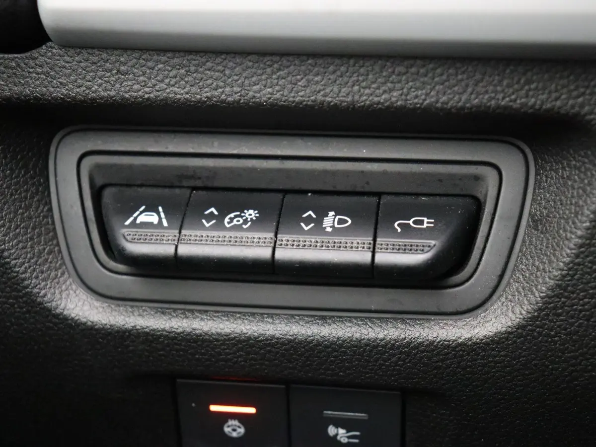 R110 Life 52 kWh | Accu Koop | Stoel en stuurwielverwarming | Achteruitrijcamera | Climate Control | Voor en Achter Parkeersensoren |