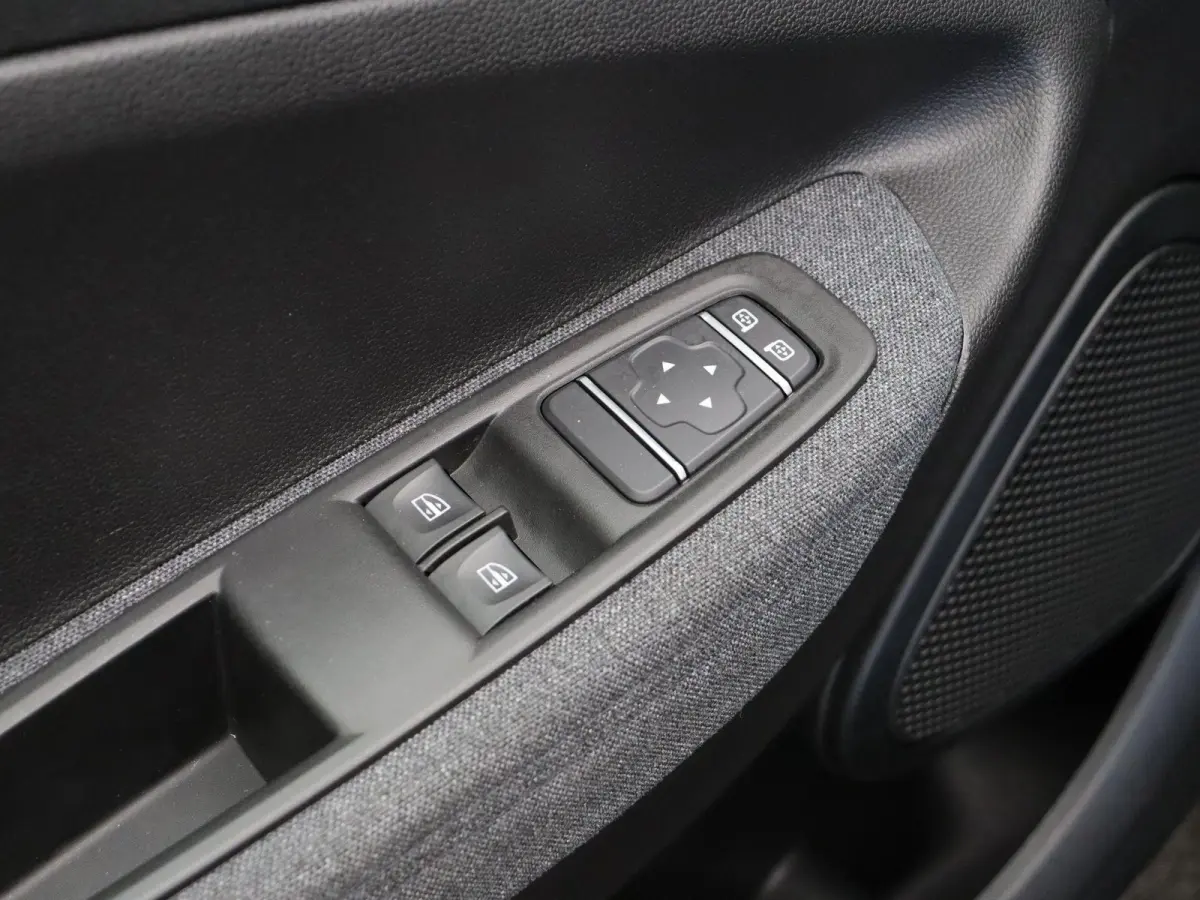 R110 Life 52 kWh | Accu Koop | Stoel en stuurwielverwarming | Achteruitrijcamera | Climate Control | Voor en Achter Parkeersensoren |
