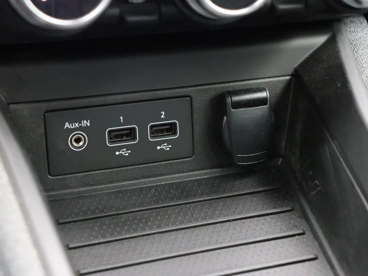 R110 Life 52 kWh | Accu Koop | Stoel en stuurwielverwarming | Achteruitrijcamera | Climate Control | Voor en Achter Parkeersensoren |