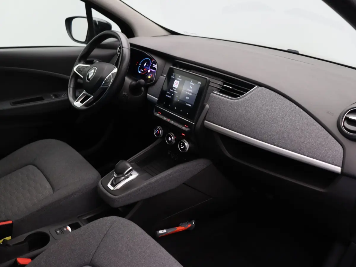 R110 Life 52 kWh | Accu Koop | Stoel en stuurwielverwarming | Achteruitrijcamera | Climate Control | Voor en Achter Parkeersensoren |
