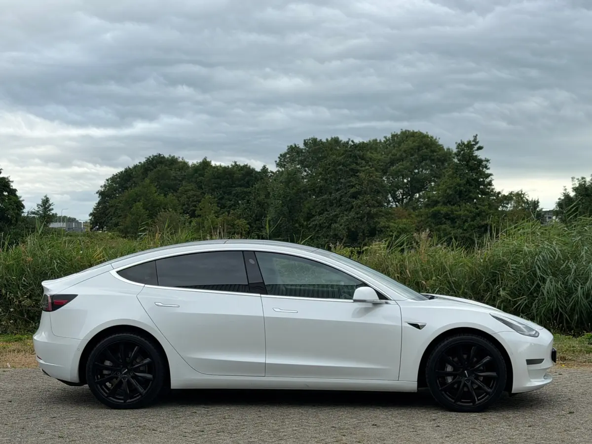 Long Range AWD 75 kWh - Pearl White - Panorama/Leder/Trekhaak - SoH 84%