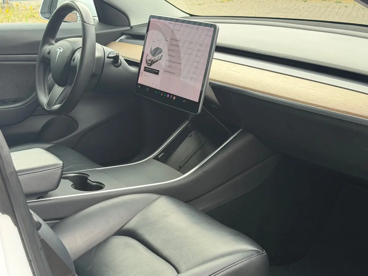 Long Range AWD 75 kWh - Pearl White - Panorama/Leder/Trekhaak - SoH 84%