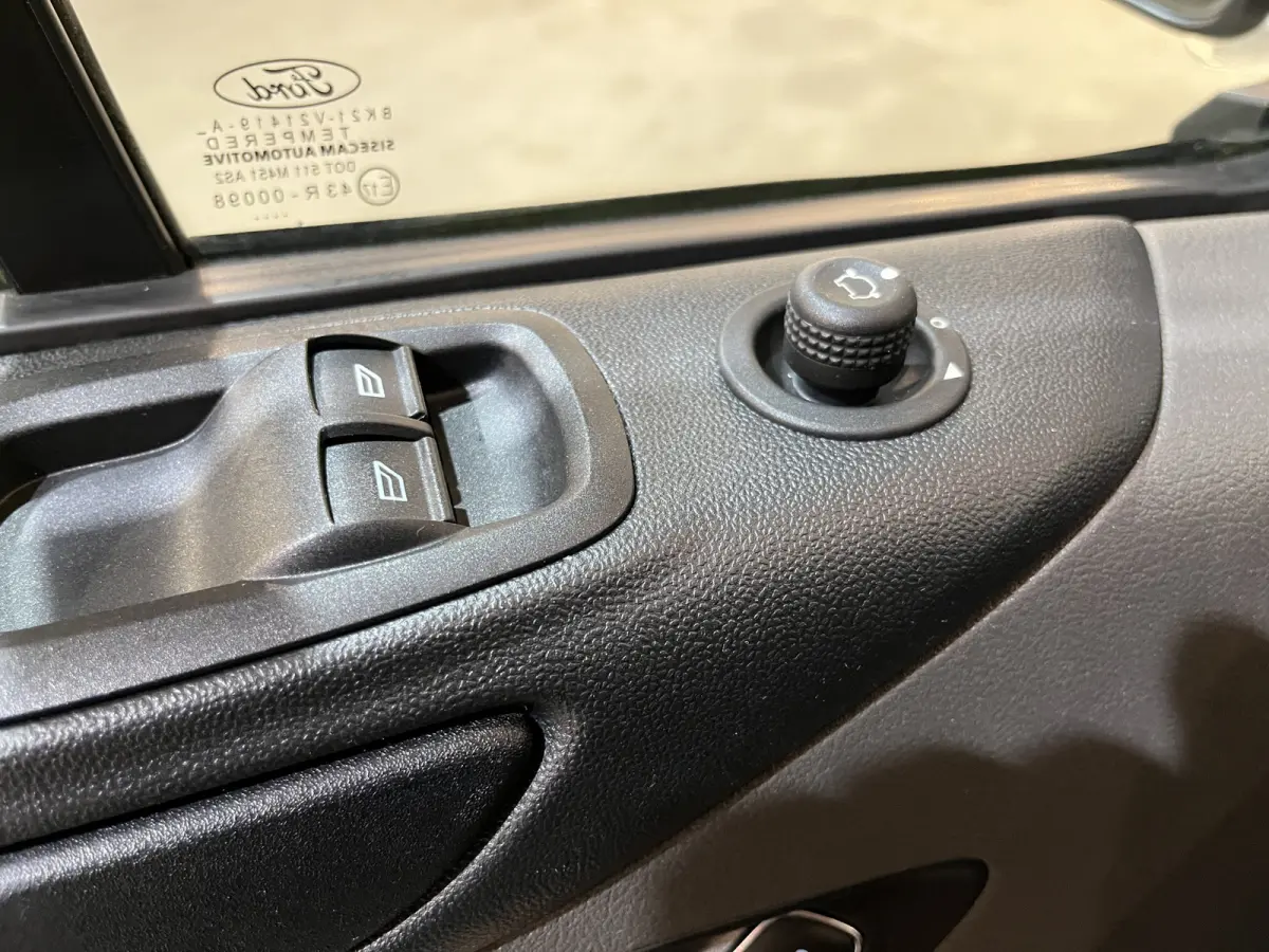 300 2.0 TDCI L2H1 Trend 130 PK / Servicebus / Sortimo Inrichting / Euro 6 / Airco / Cruise Control / PDC / Klep / 3-Zits