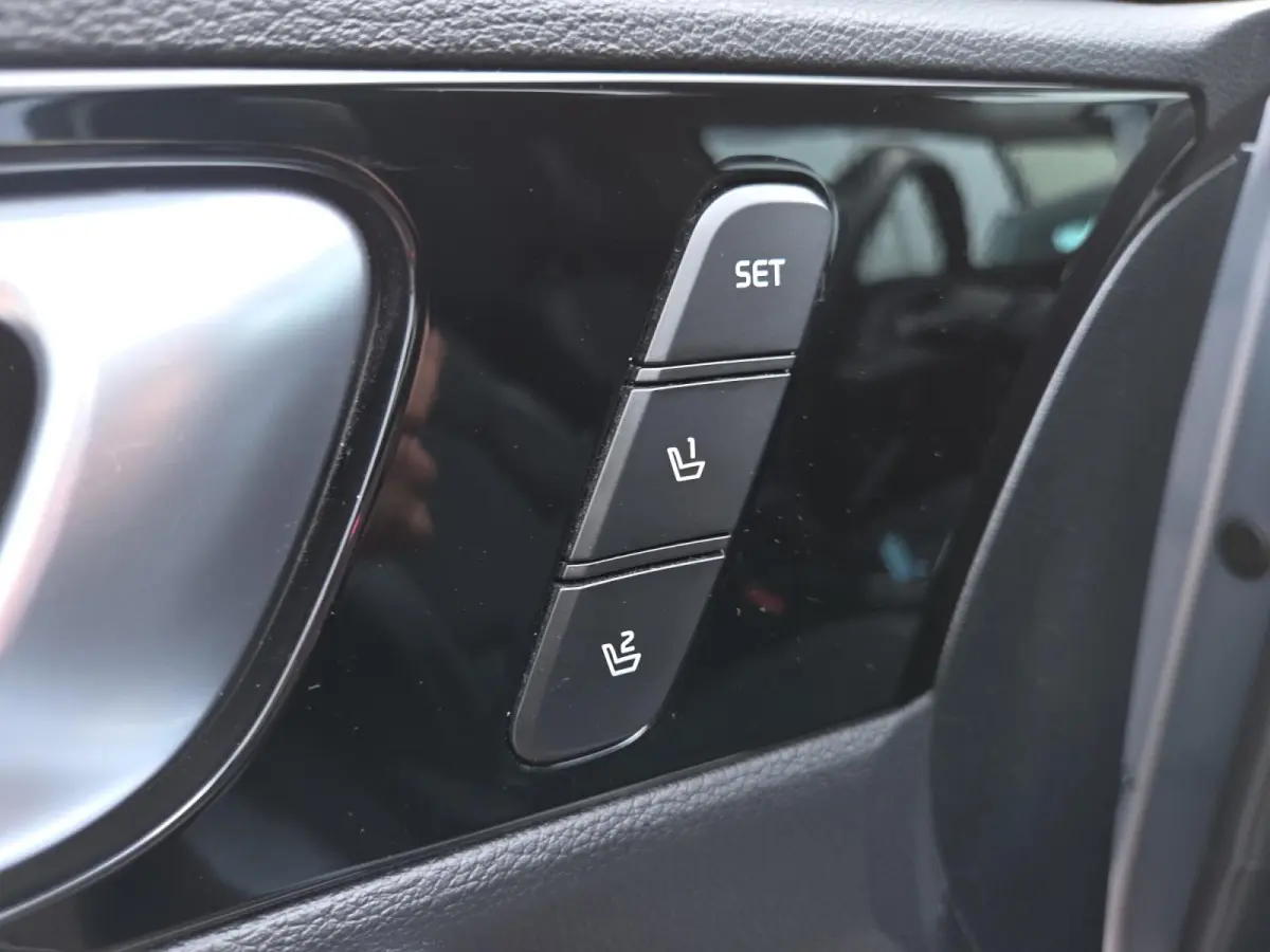 1.6I PHEV ExecutiveLine | Automaat | Dealer onderhouden | Panorama dak | Stoelverwarming en Ventilatie | Dodehoek Detectie | Leder | Carplay | Camera | Cruise Control Adaptief |
