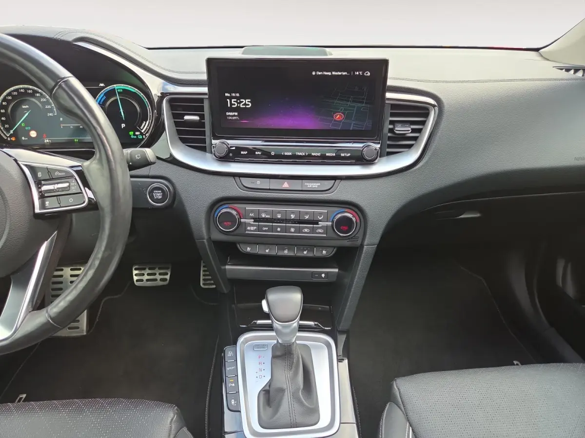 1.6I PHEV ExecutiveLine | Automaat | Dealer onderhouden | Panorama dak | Stoelverwarming en Ventilatie | Dodehoek Detectie | Leder | Carplay | Camera | Cruise Control Adaptief |