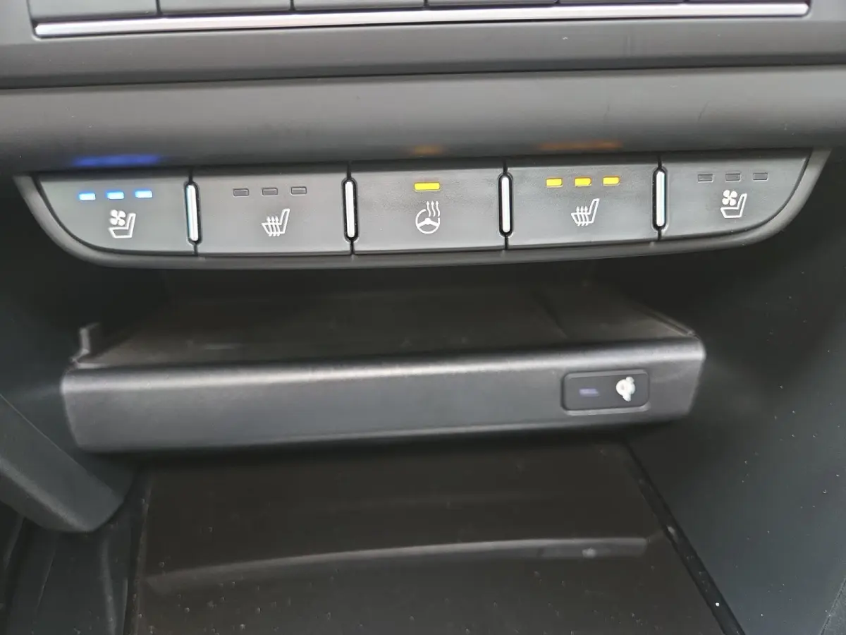 1.6I PHEV ExecutiveLine | Automaat | Dealer onderhouden | Panorama dak | Stoelverwarming en Ventilatie | Dodehoek Detectie | Leder | Carplay | Camera | Cruise Control Adaptief |