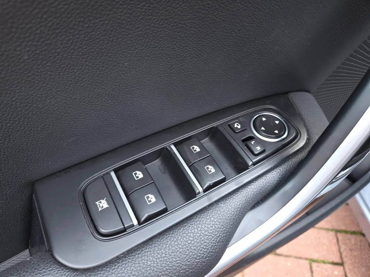 1.6I PHEV ExecutiveLine | Automaat | Dealer onderhouden | Panorama dak | Stoelverwarming en Ventilatie | Dodehoek Detectie | Leder | Carplay | Camera | Cruise Control Adaptief |