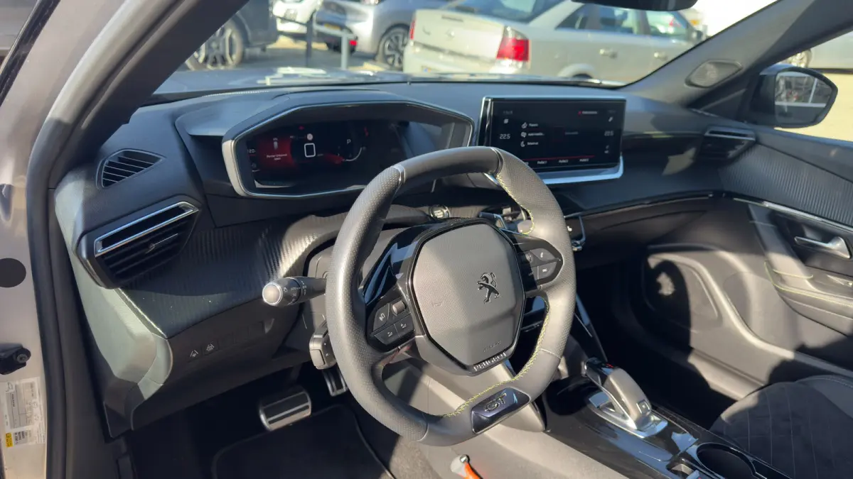 1.2 GT Pack | Camera | Parkeersensoren | Alcantara | Apple Carplay / Android Auto | Keyless entry |