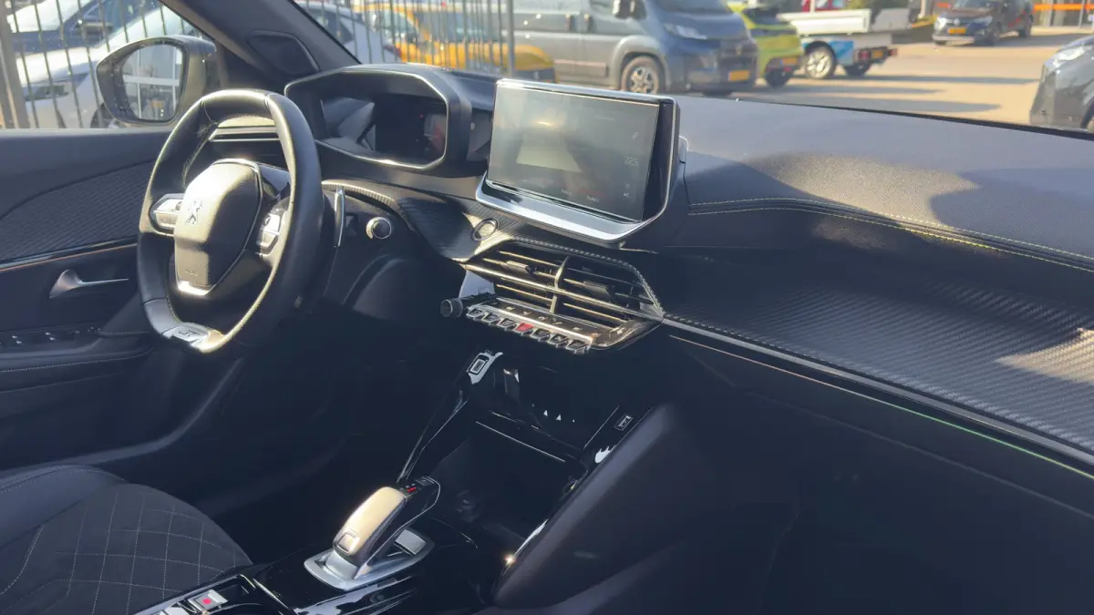 1.2 GT Pack | Camera | Parkeersensoren | Alcantara | Apple Carplay / Android Auto | Keyless entry |