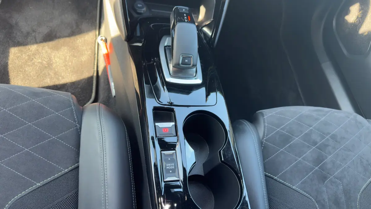 1.2 GT Pack | Camera | Parkeersensoren | Alcantara | Apple Carplay / Android Auto | Keyless entry |