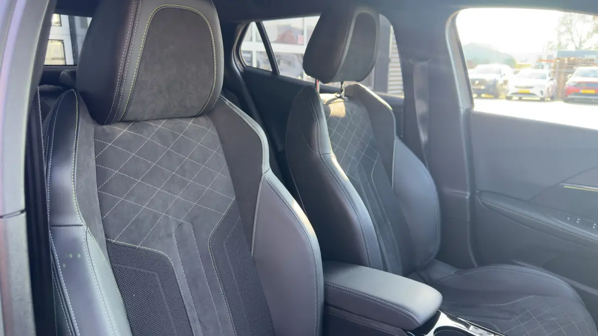 1.2 GT Pack | Camera | Parkeersensoren | Alcantara | Apple Carplay / Android Auto | Keyless entry |
