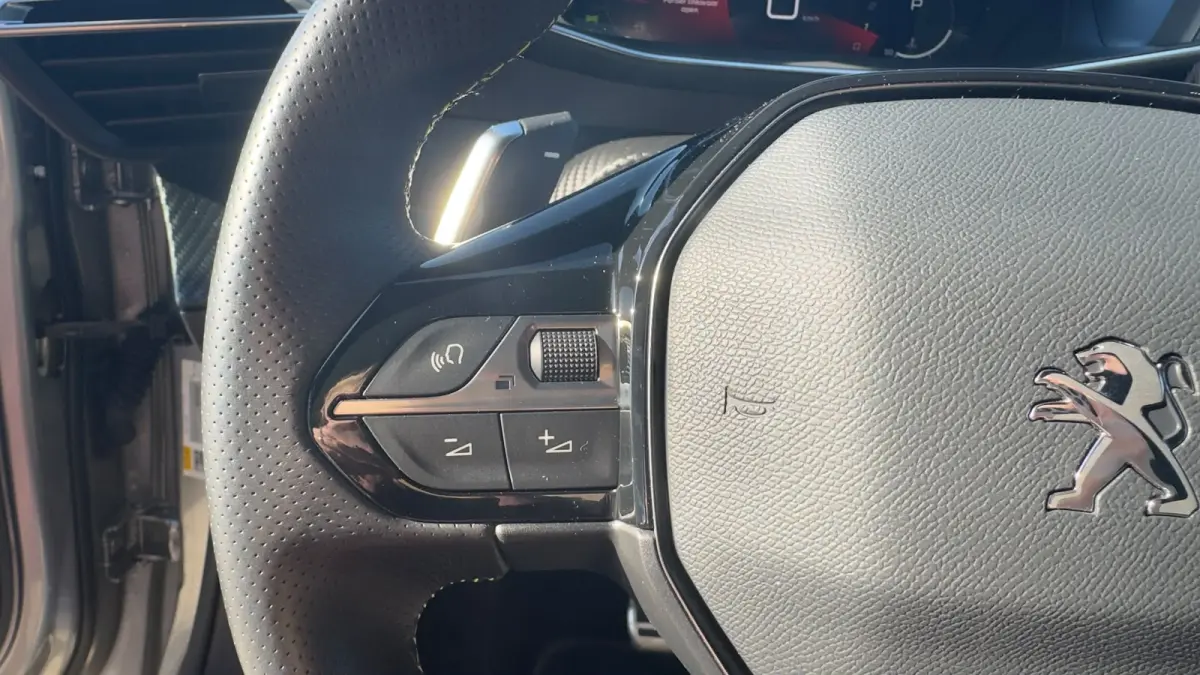 1.2 GT Pack | Camera | Parkeersensoren | Alcantara | Apple Carplay / Android Auto | Keyless entry |